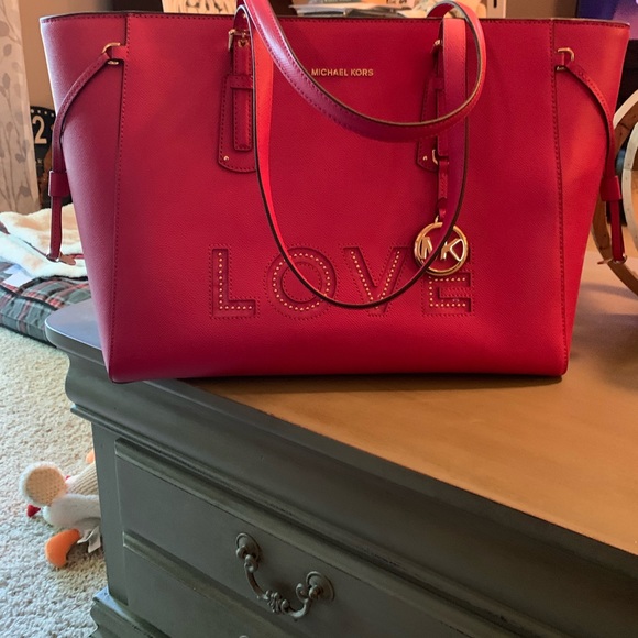 Michael Kors Handbags - Michael Kors ultra pink Voyager LOVE satchel NWT